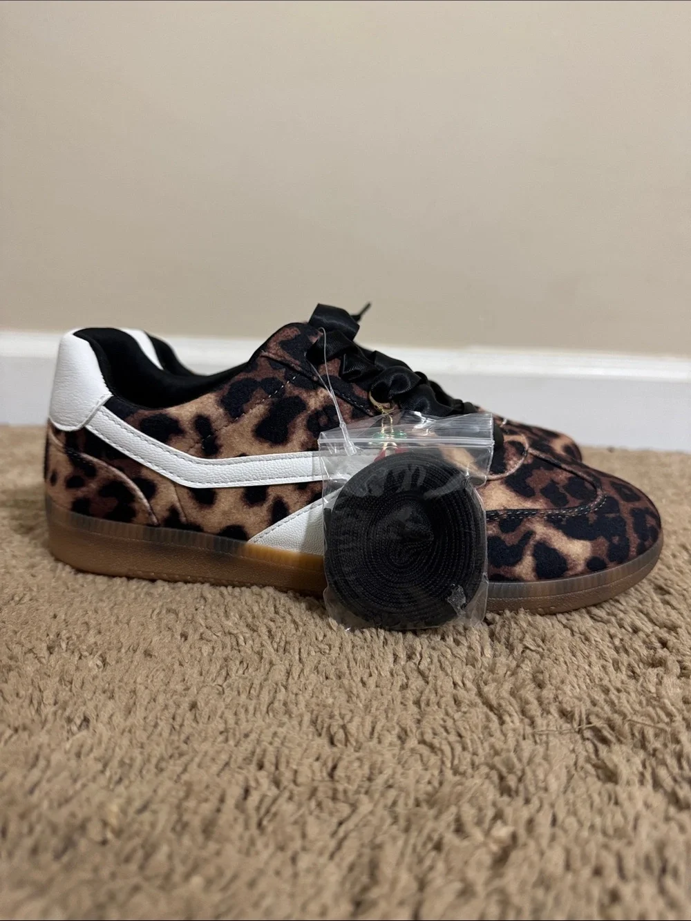NEW DV Dolce Vita Quantum Charm Leopard Print Sneaker Cherry Charm size 6 Casual